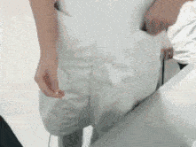 爆笑GIF: 妹子, 没事逗猪干嘛呢?
