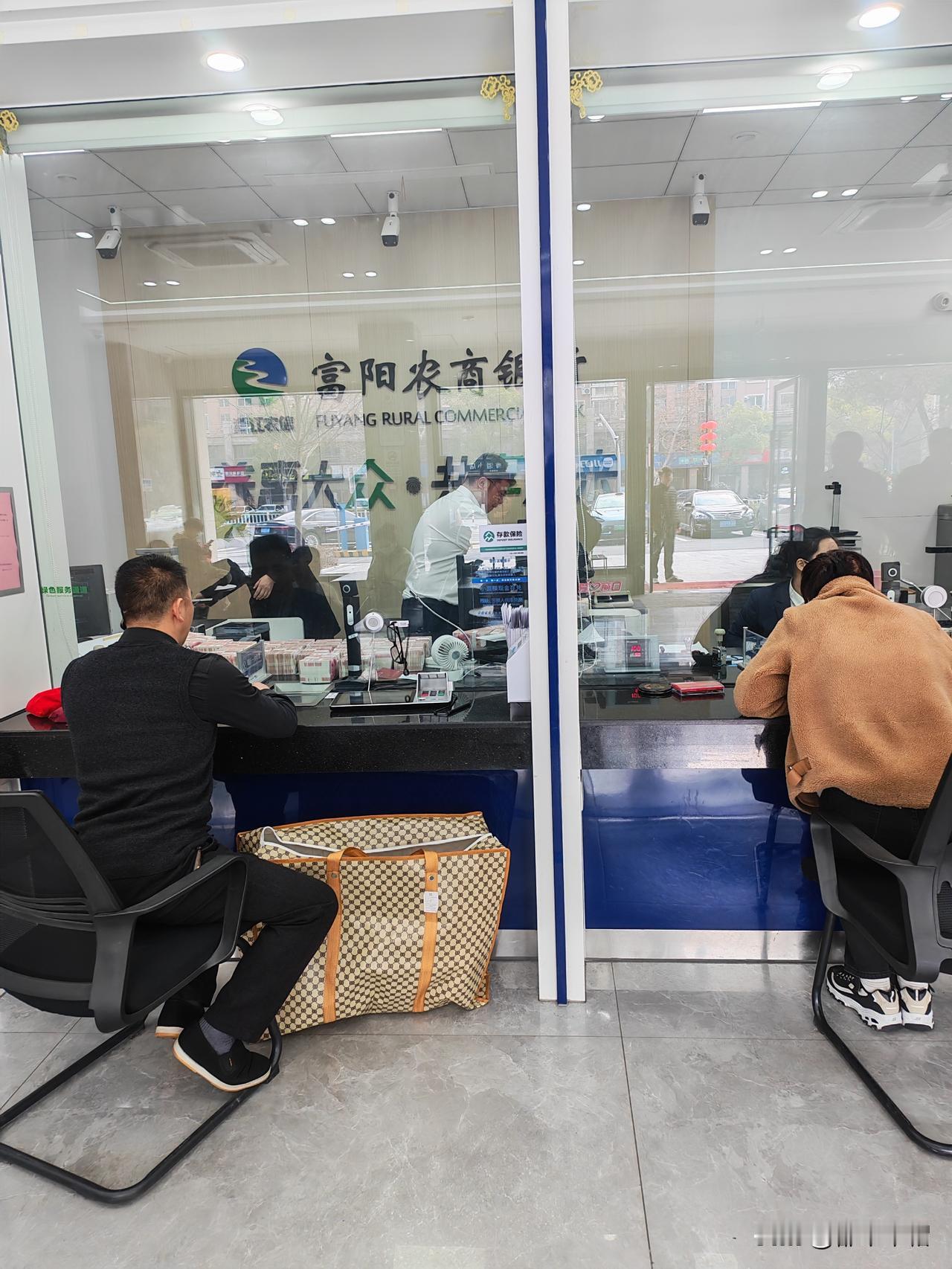 于是感叹：不管什么环境下，总有人能够赚到钱，总有富人和穷人。比如我们小区，有人以