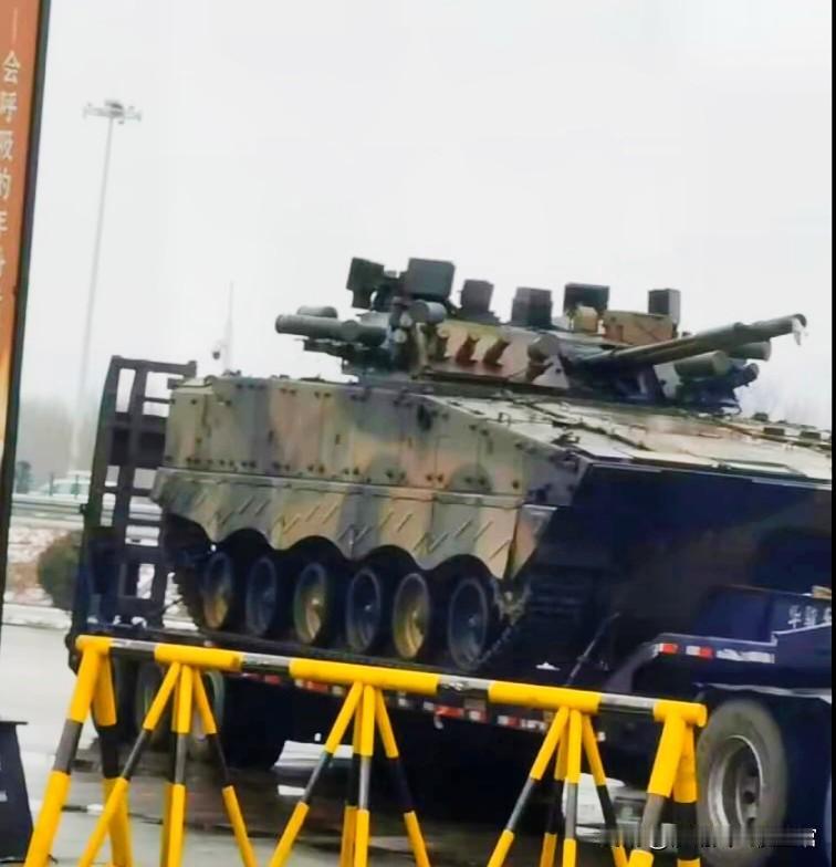 主动防御系统“烂大街”了，网友实拍运输转运状态的99A和新型04B步战，统统加装