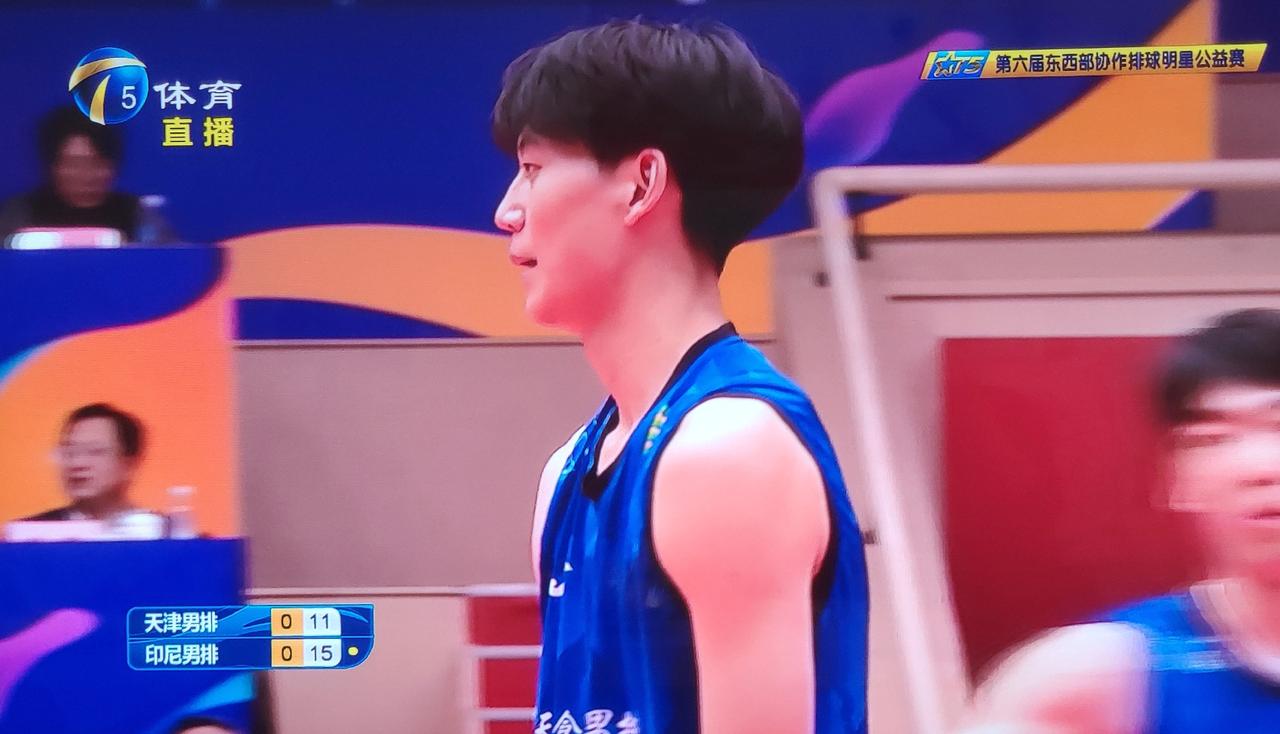 天津电视机体育频道正在直播东西部公益赛比赛！而且还有专业解说孟繁达和天津女排的王