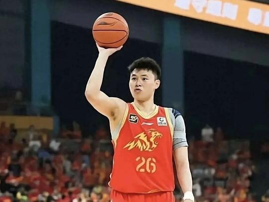 CBA签约消息：据直播吧爆料，广厦男篮已经完成与替补内线吴骁的续约。吴骁一直都是