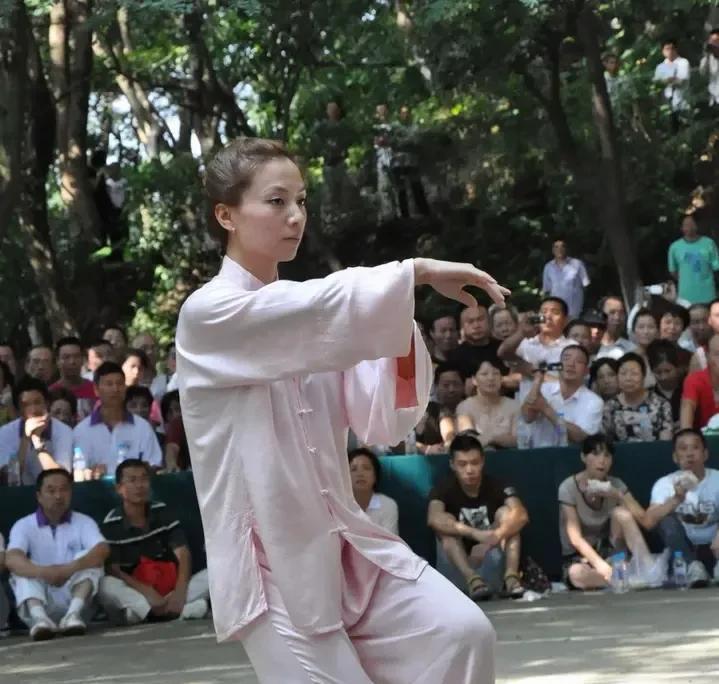 你信不信！中国未来的威胁绝对不是外部，因为美国的问题很多，几乎不堪一击，俄罗斯更