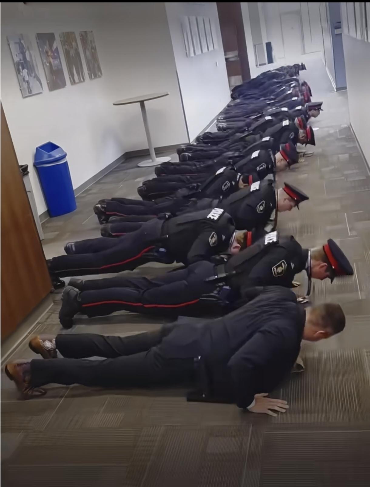 加拿大新上任的警察局长和同事拼做俯卧撑，和美国战争部赫排长有一拼[doge]虽然腰垮