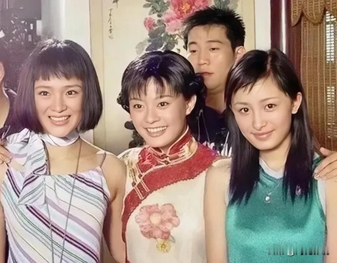 仔细看，中间的是明眸善睐，朱唇榴齿的孙俪，右边是细眉飞扬，秀韵多姿的杨幂，长得一