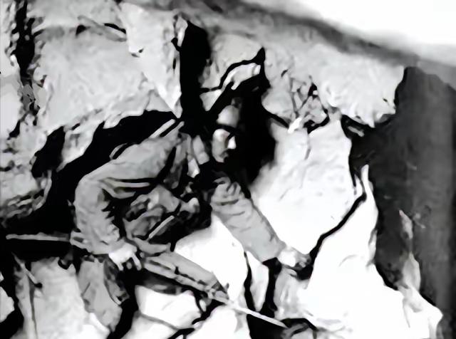 1984年，22岁的士兵陈洪远在老山地区迷路后，误入一个山洞。黑暗中，他发现洞内