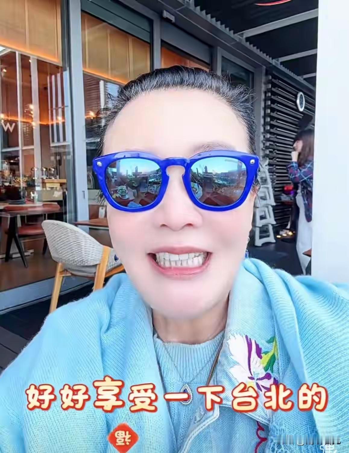 看看兰姐，这日子过得真潇洒，说没有钱，谁会信呢？人家努力累积的财富，还真的是有道