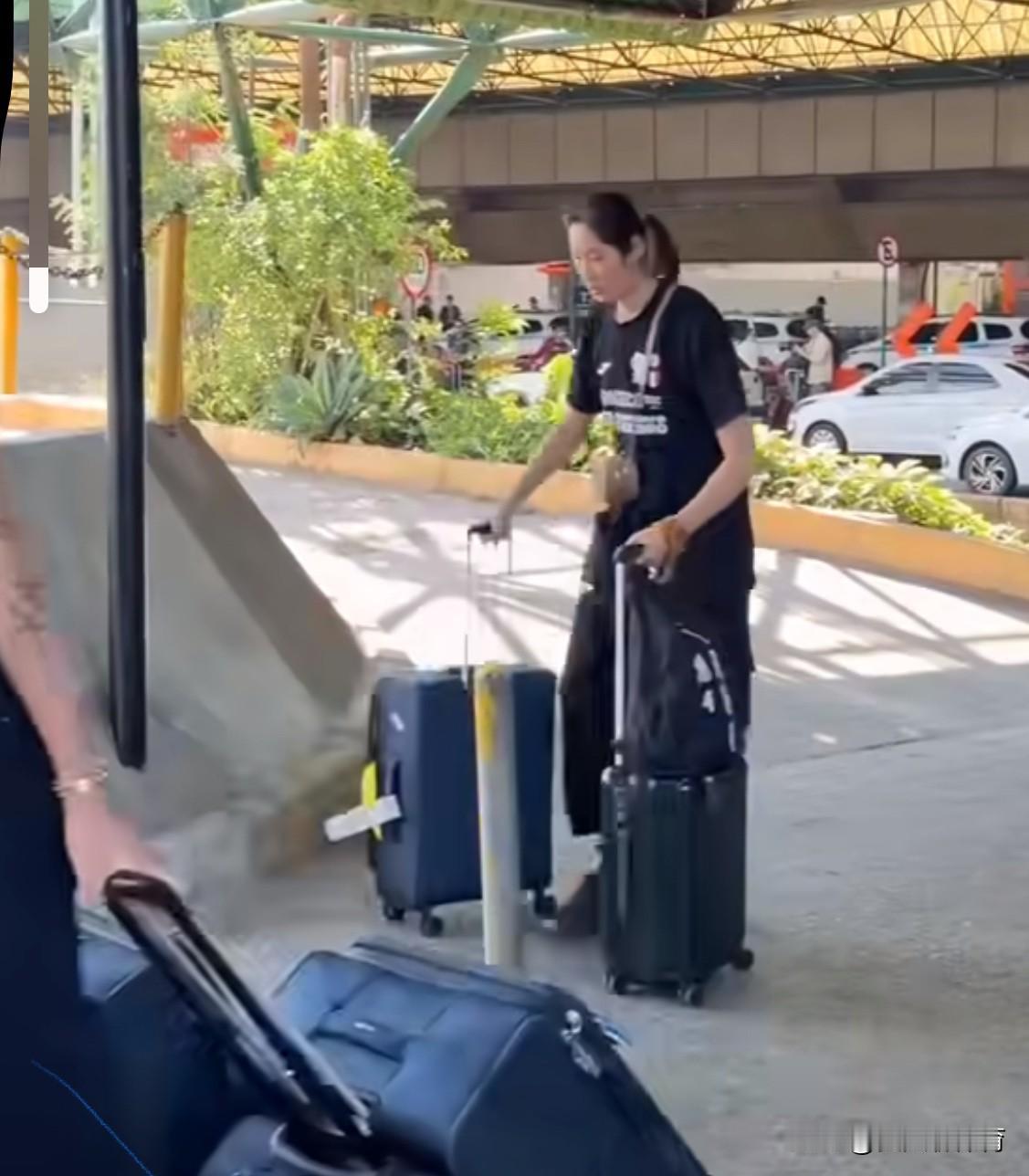 朱婷和她的队友平安抵达巴西圣保罗机场，经过十几个小时的长途飞机✈️旅行，总算是平