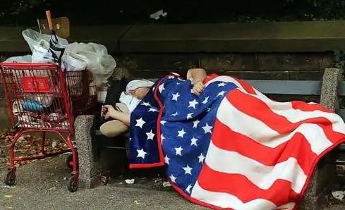 美国满大街流浪汉的根源，就是美国的房产税制度，在美国你买了房，房子是你的不假，房