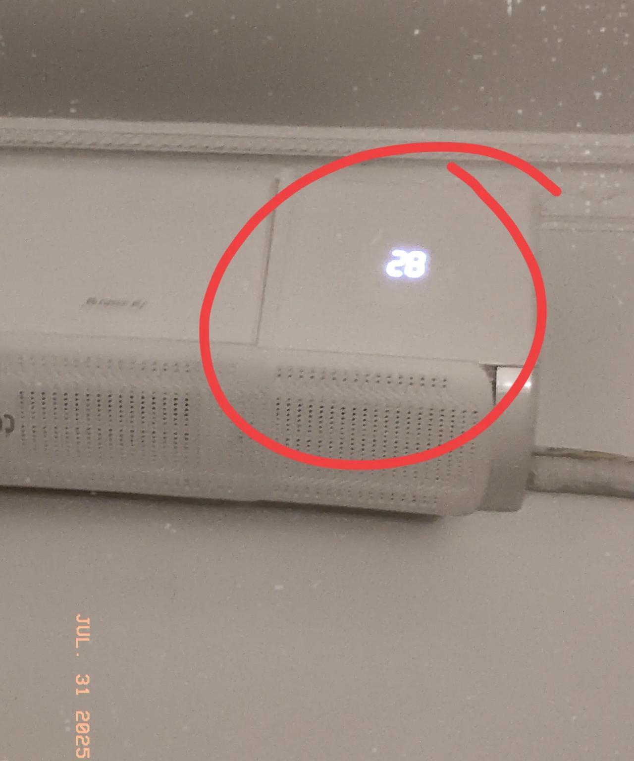 看清楚了吗？这是我家空调度数。这个夏天，多数时间都是这个度数，有那么一两天，