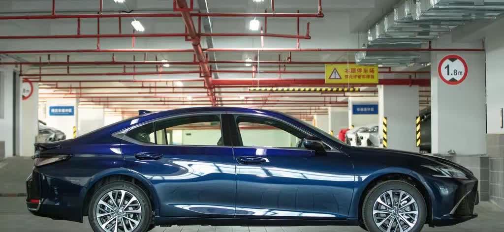 看到雷克萨斯es200的价格现在到了裸车20万，全部落地不超过25万，我就放