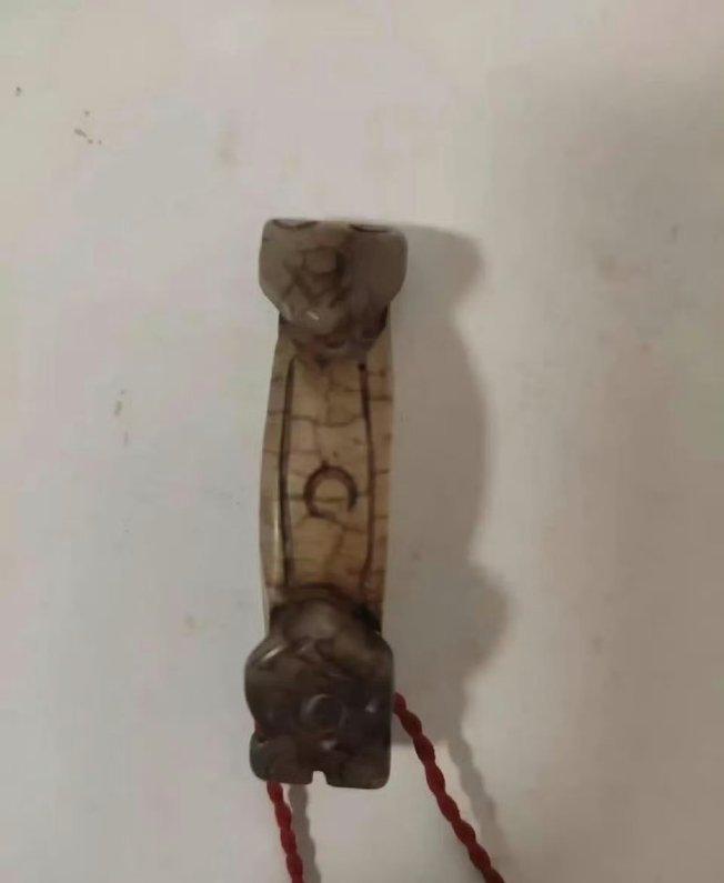 邻居搬家扔在楼道边，被朋友一眼瞅见捡了回来。看这造型挺别致，两头尖尖，中间还有细