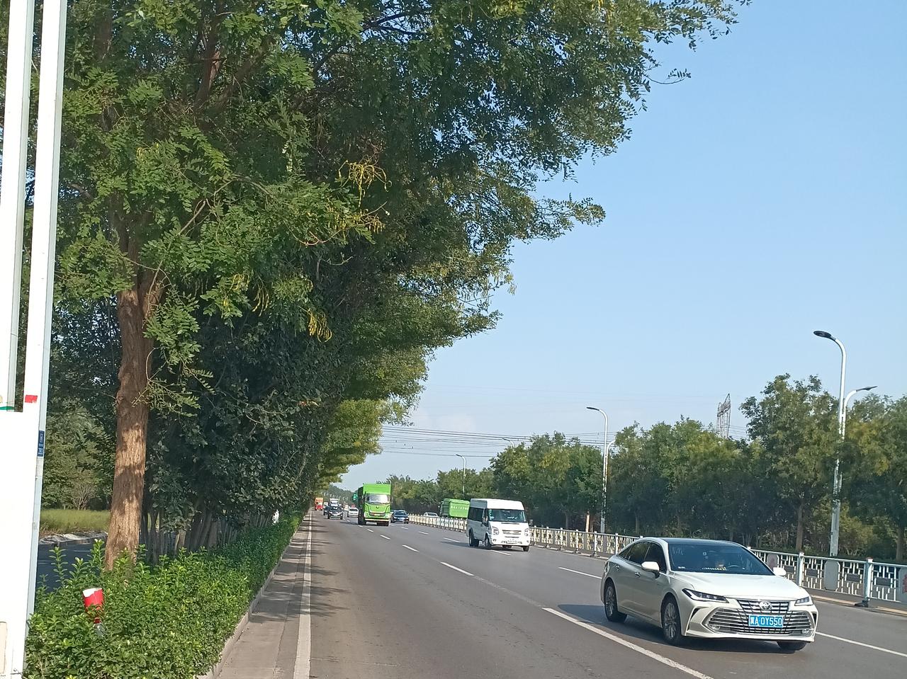 无人驾驶快递车，这简直就是快递界的“钢铁侠”！在石家庄市东西向世纪大道上，车水