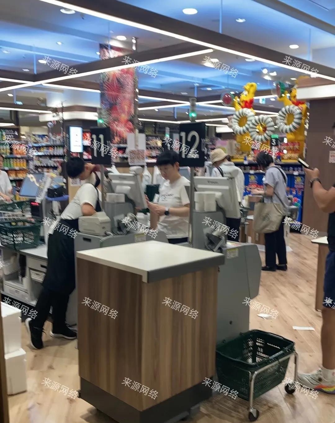 莎莎去买零食了！粉丝便利店偶遇结账的莎莎和新人小将一起购物。莎莎穿着浅色T恤