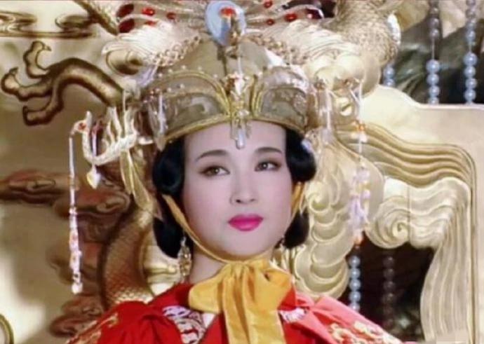 根据公开资料，演员刘晓庆1950年出生，1995年出演电视剧《武则天》时实际年龄