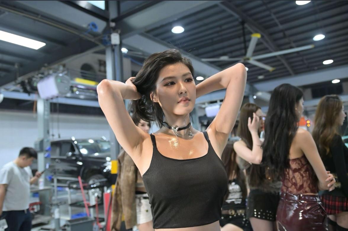 车模程儿，黑背心+颈链，闪耀全场！