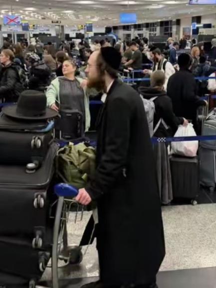 犹太人正在火速撤离以色列，就在以色列机场逐渐恢复的时候，机场里居然挤满了犹太人。