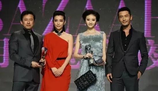 这张4人合照，我认出了丰神俊朗的黄晓明，云鬓花颜的景甜，左侧香肩裸露的李冰冰，那