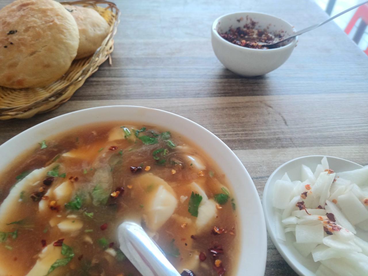 两个五香烧饼，一碗撒上香菜、拌上辣椒油热气腾腾的老豆腐，还有老板自己腌制的白萝卜