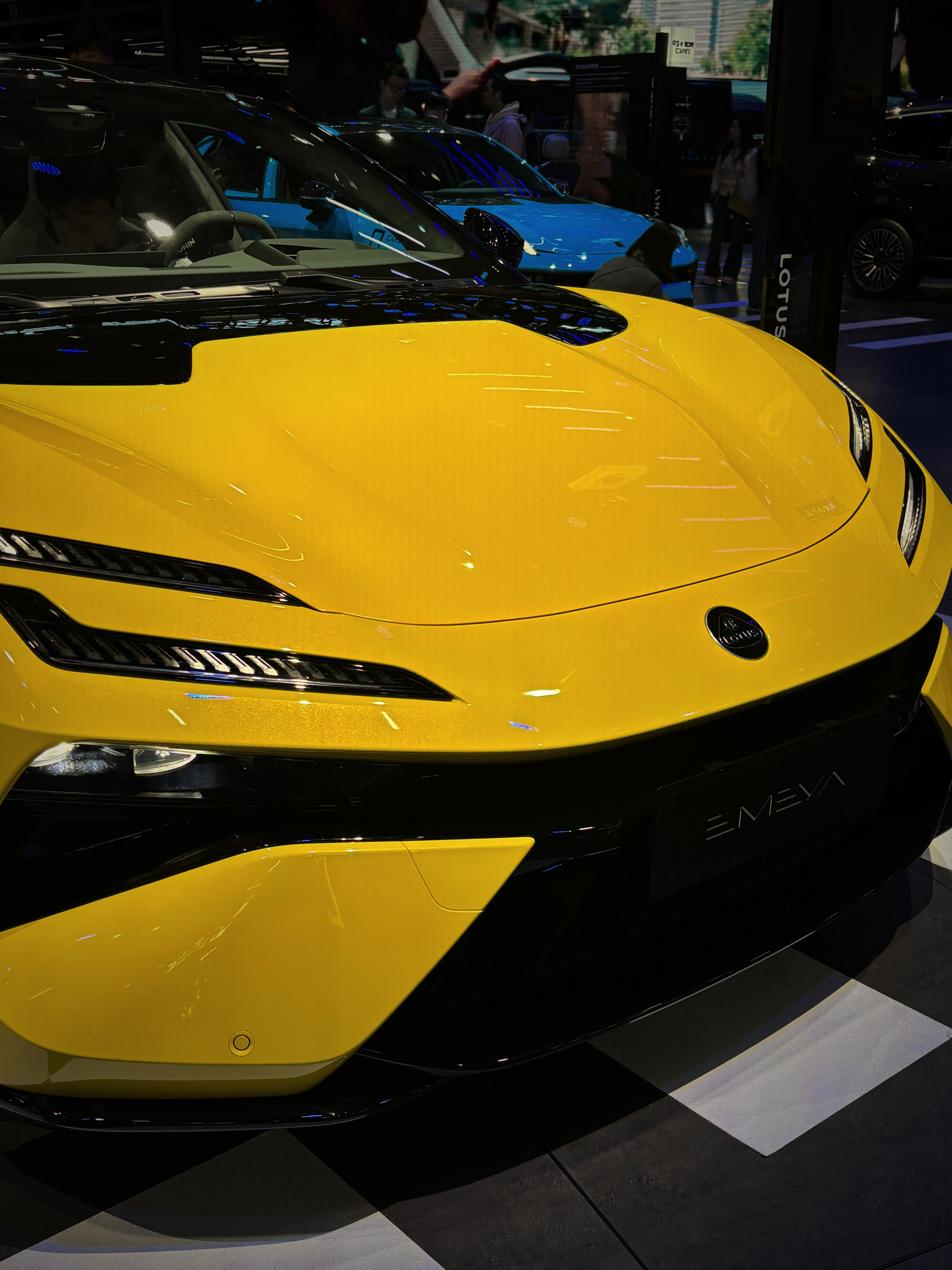 几个车型设计想吐槽的bug：—副驾屏对于大多数车型都没有必要。尤其是对于运动轿车