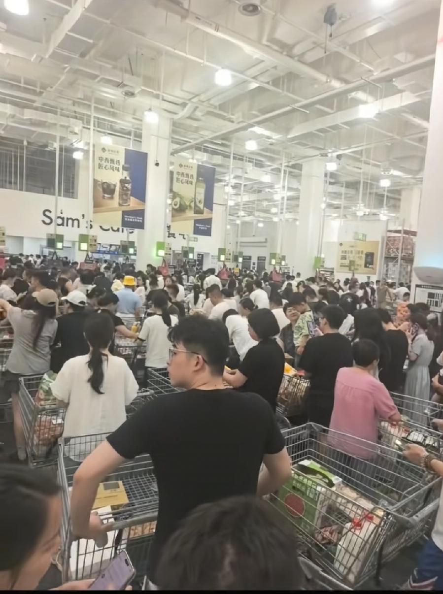 巴威来了，超市发财了！看看宁波山姆超市，人山人海，十几个收银台全部值班，排满了等