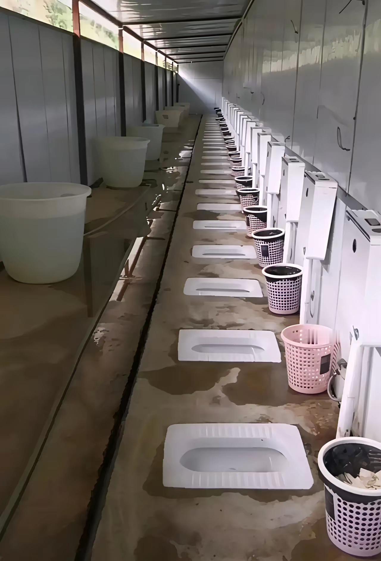 这就是大厂的厕所吗[笑着哭]你中间堵个墙花不了多少钱吧[捂脸哭]