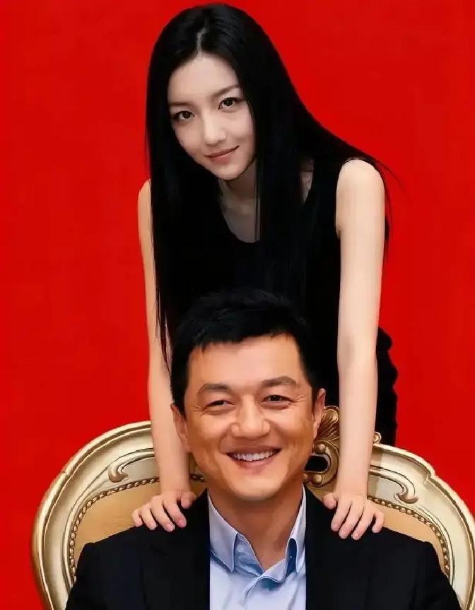 李亚鹏又晒李嫣近照了。小姑娘18岁，在伦敦艺术展被拍到，侧脸和王菲简直复制粘