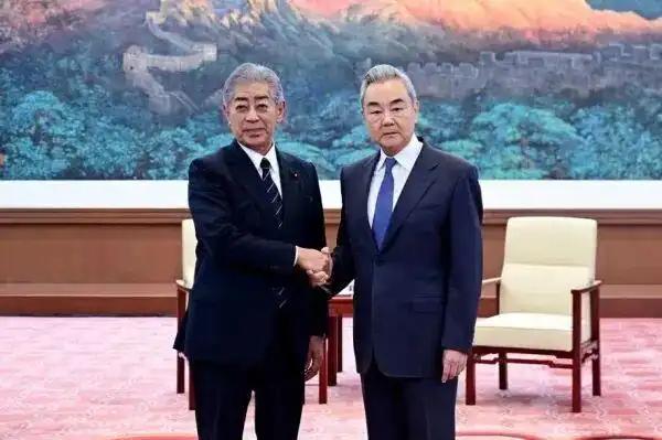 日本前外相上门催稀土！据共同社的报道，岩屋毅9月28日在会谈中提了一个很具体