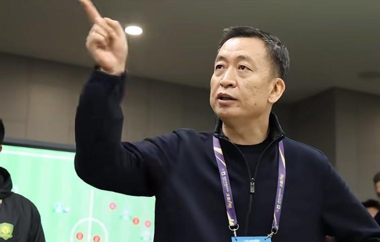 周金辉更衣室霸气训话，今天就一个字“干”！北京国安俱乐部老板周金辉在赛前进入更