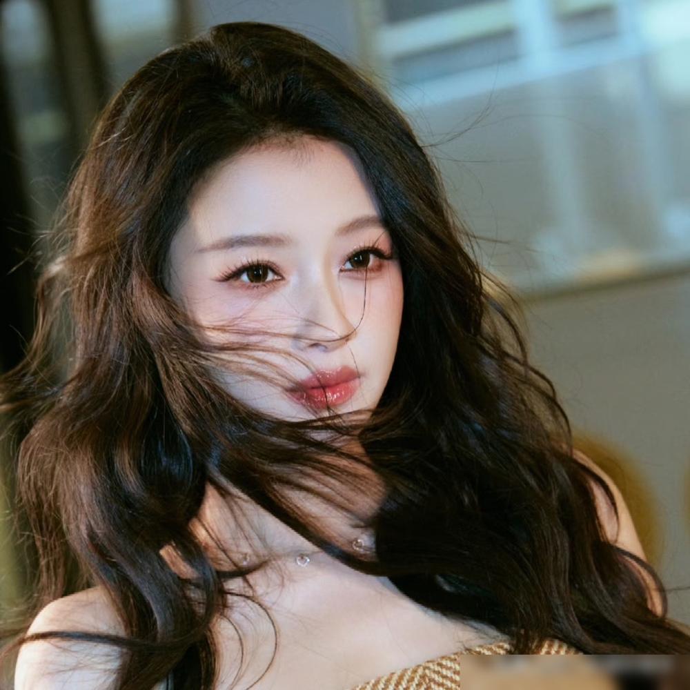 别再吹孙怡发量了，后台我朋友亲眼看她一把薅下自己的“头发”，周围人都吓傻了。