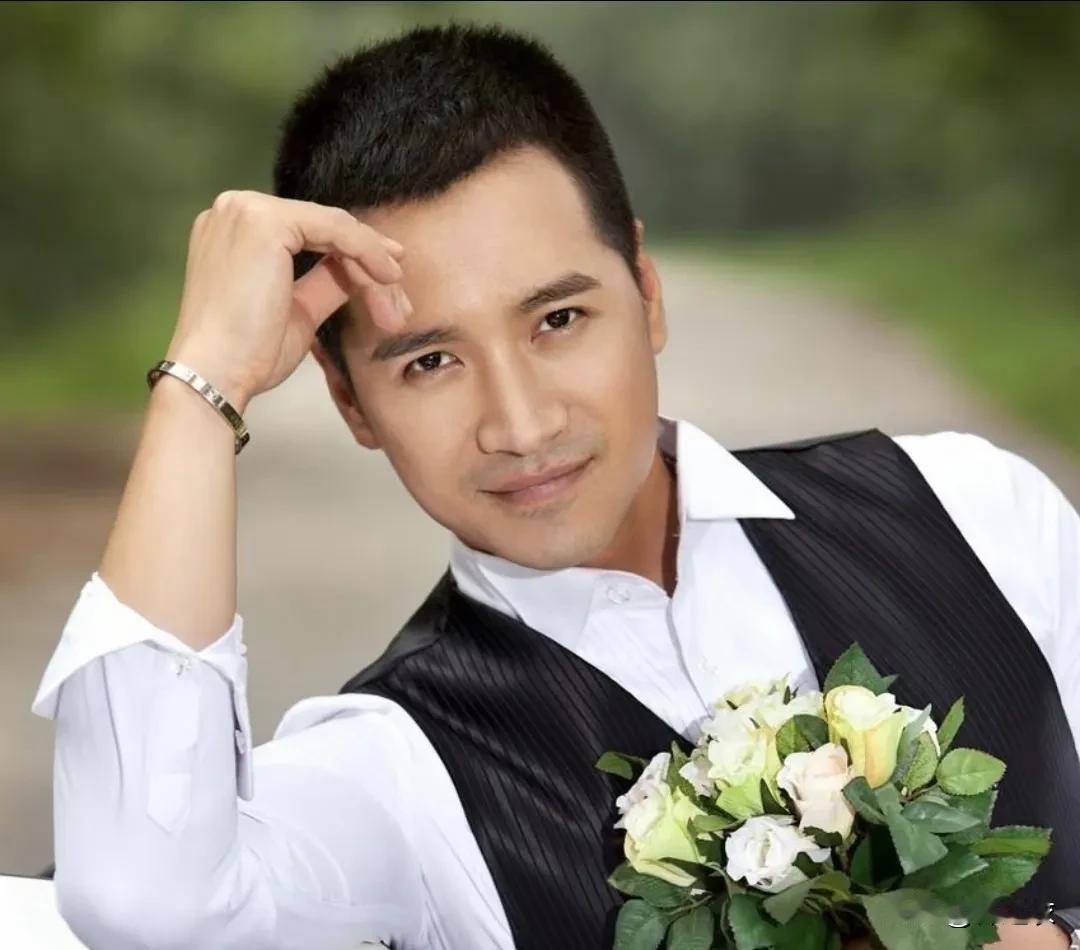 感觉于正和何晟铭以前是真朋友，因为以前他们俩还不火的时候，于正为了捧他到处给他找