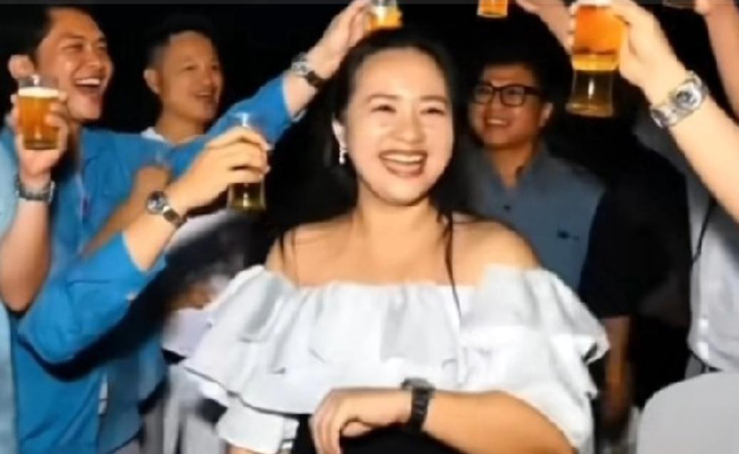 这是当年的明珍珍众星捧月般的日子一去不复返等待她的是死刑，多行不义必自毙
