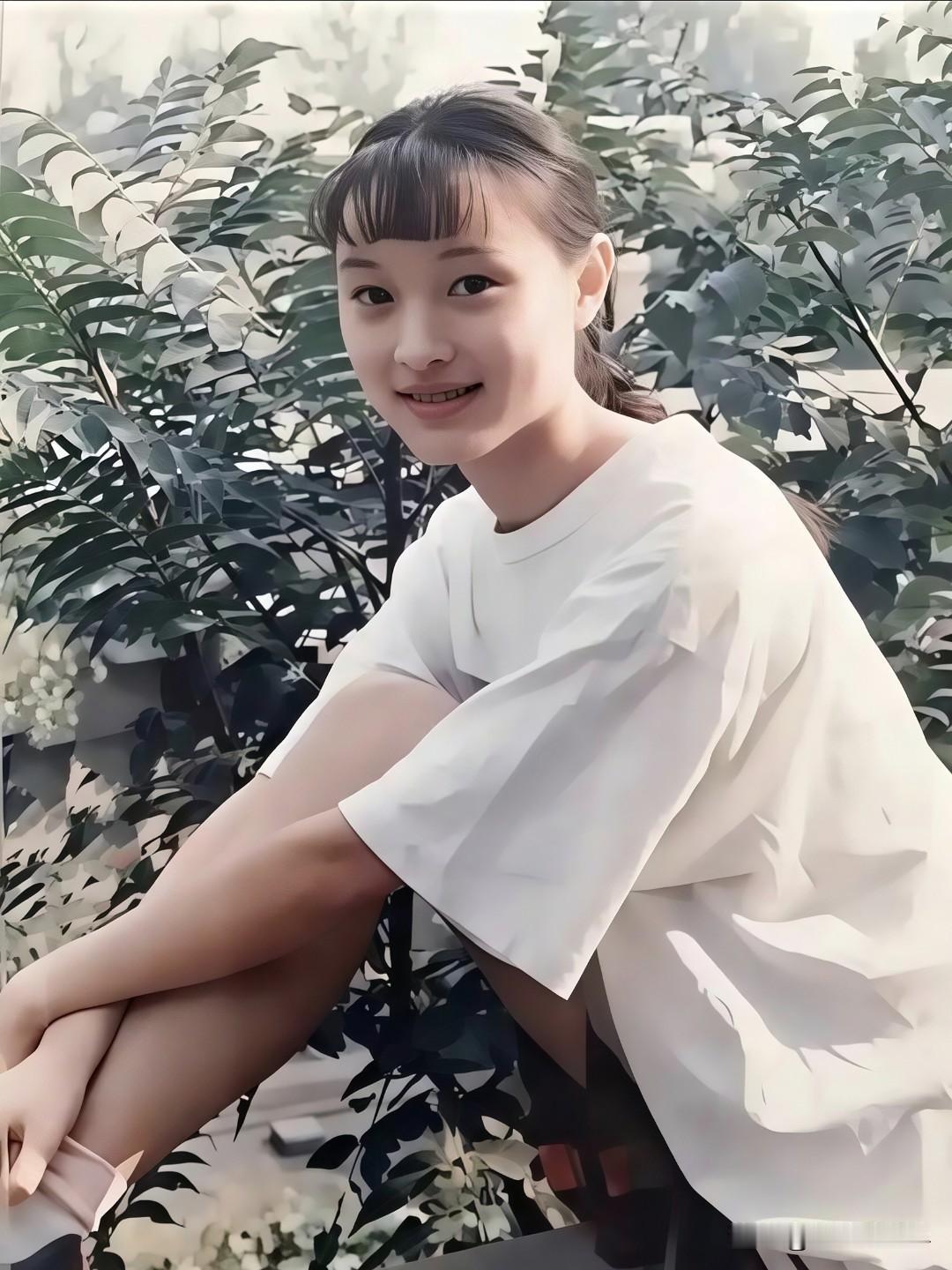 吴越年轻时，美到心颤！家人们谁懂啊！翻到吴越年轻时的老照片，直接被狠狠惊艳到