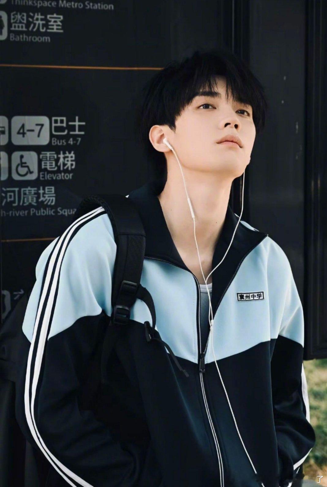 周翊然不穿校服了算长大吗曾经是氛围感满满的校园少年，如今褪去校服身着正装模样惊艳