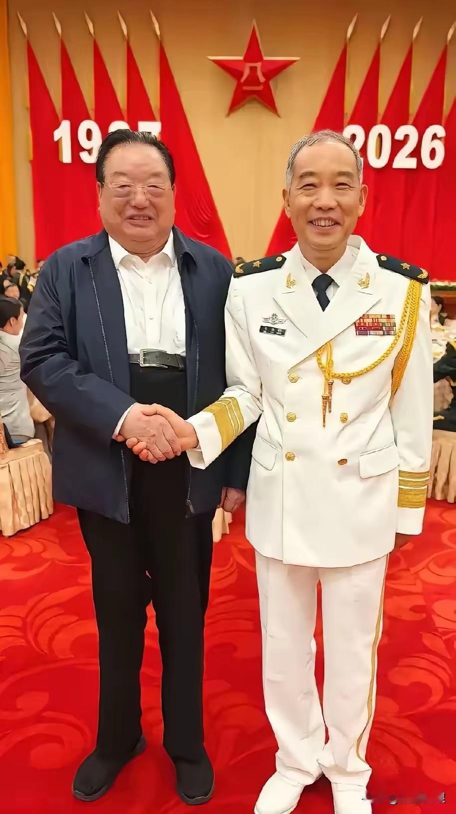中国电磁弹射之父马伟明身着军服，一丝不苟，和蔼可亲，笑容平易近人，没有一丝居功自
