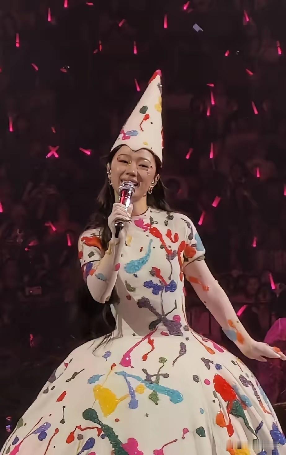 不得不承认，单依纯这种人，不成功都难。成都演唱会一开场，她穿着Rober