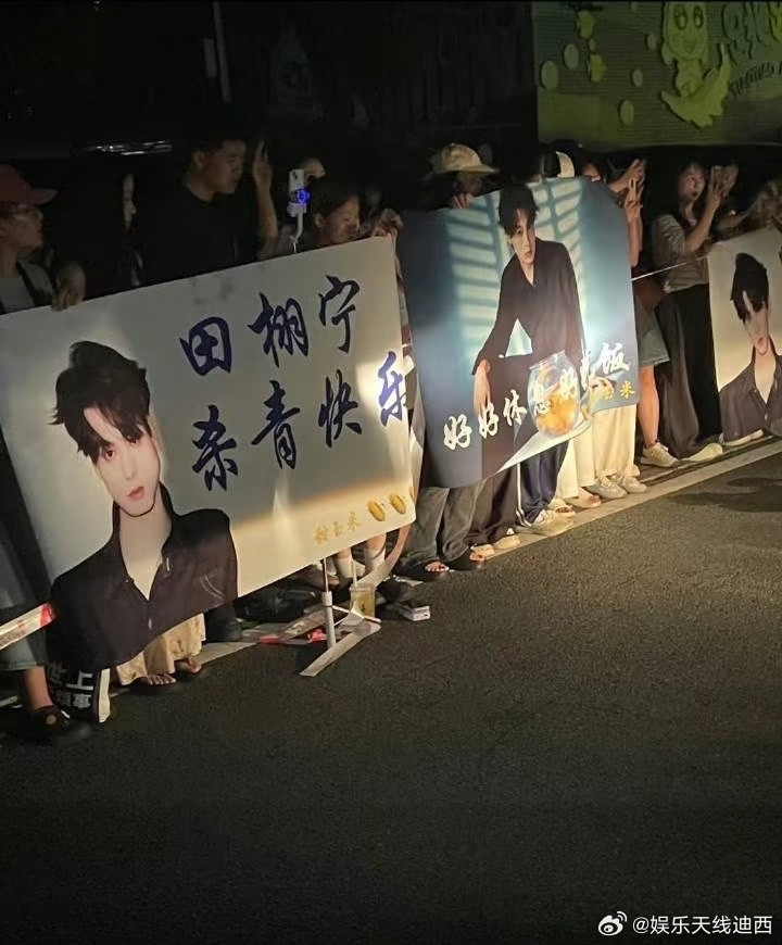 栩你渝生雷朋cpf只在梓渝音乐节贴脸舞双人旗,给tl的却是单人应援看出来领嗑