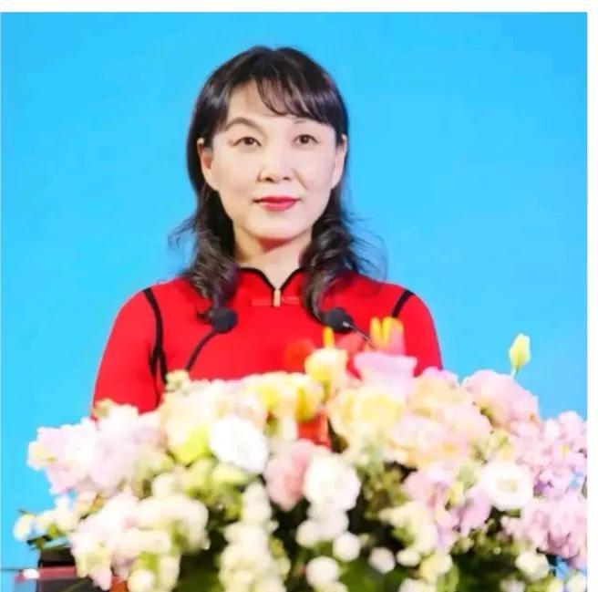 现在终于明白赌王四个太太为什么都多生孩子的原因了，孩子多力量大呀。看看如今的宗馥