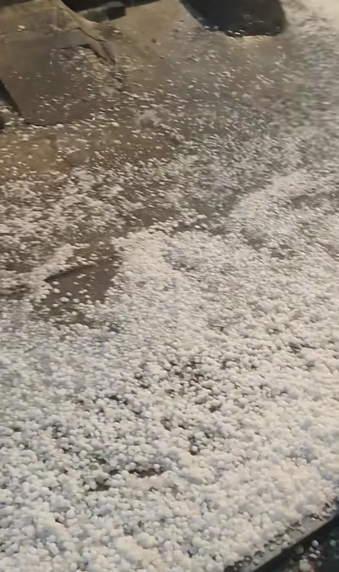 北京的同学说“下冰雹了”，我还有点不信。今天是周末，又到了休息日，有两个月没
