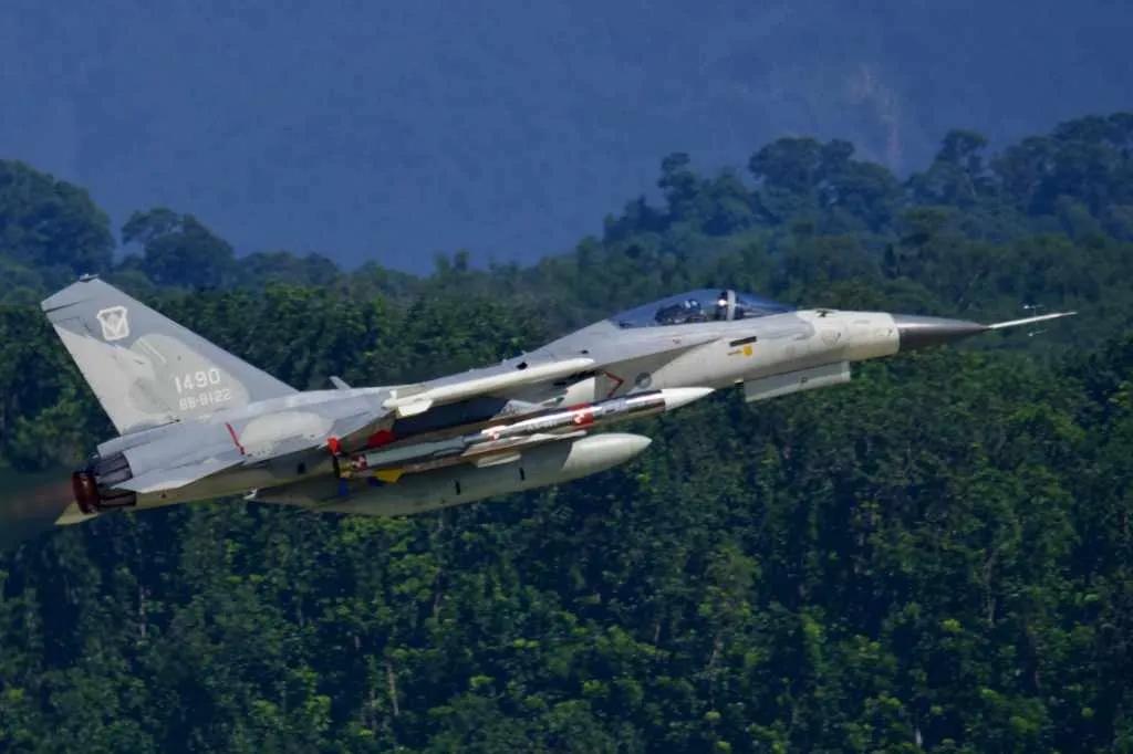 台湾地区空军IDF经国号战机首次在外海进行了“雄风”3超声速反舰导弹的发射试验。