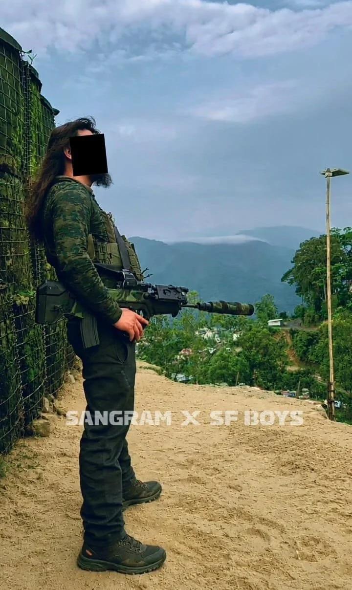 现代特种部队士兵与塔沃尔步枪，途中可以看到加了一堆战术附件，还有消音器