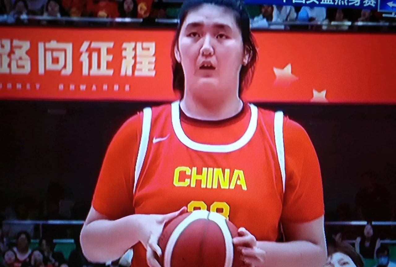 双塔″战术演练了不到5分钟就草草的收兵，宣告彻底的失败了。就在亚洲杯女篮热身赛（