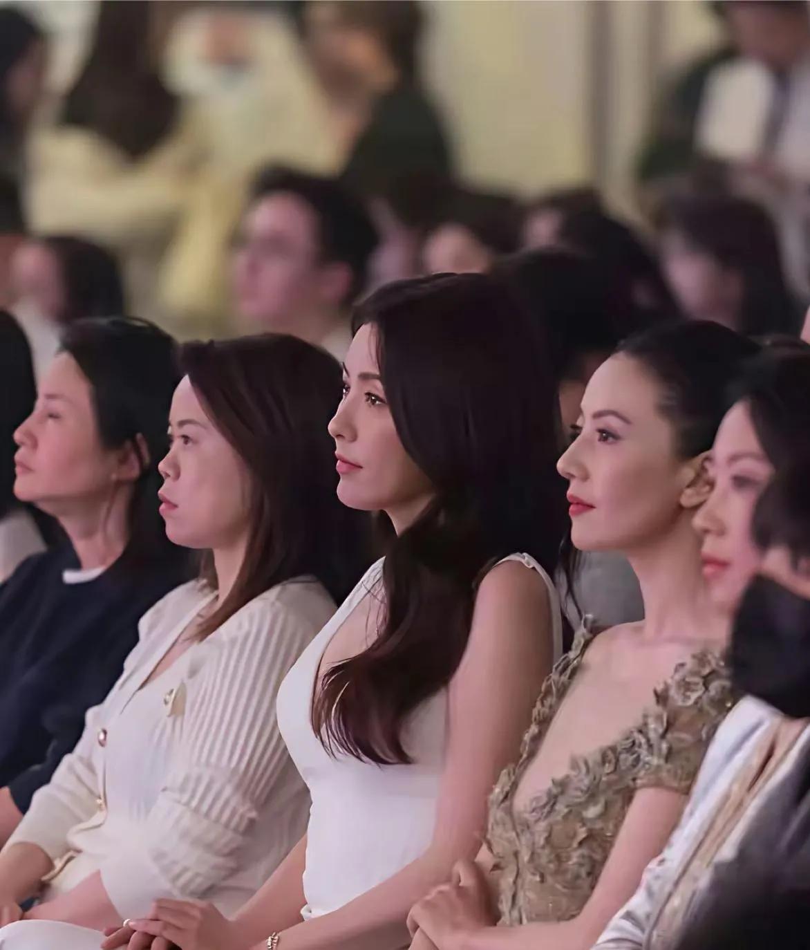 ✨曾黎的状态，真的鲨疯了！在一场活动中，曾黎与高圆圆同框，却凭借出众的身