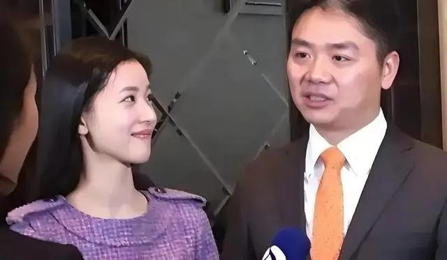 谁说章泽天当年只是爱刘强东的金钱啊！别把有才华的美女看得那么庸俗好不好？人家家里