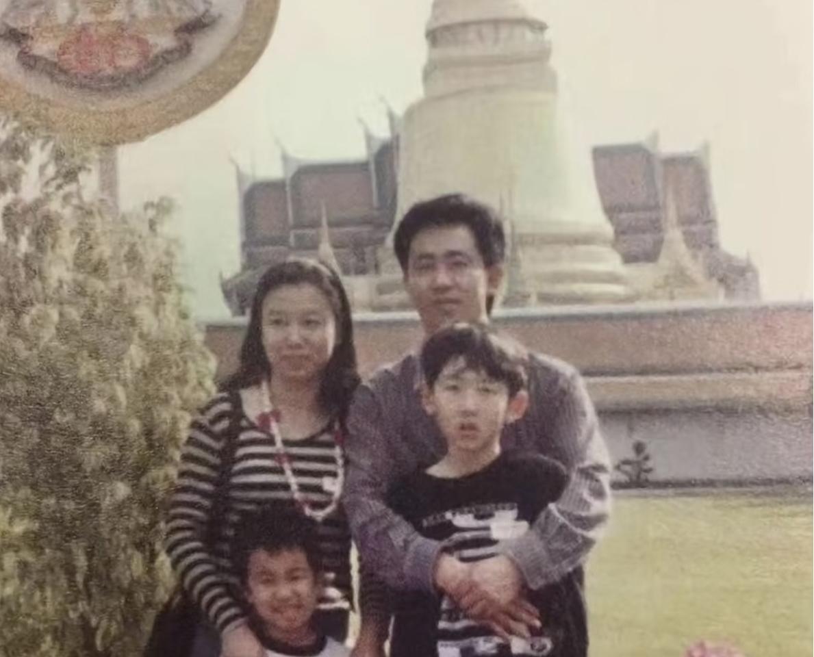 当年的许家印携娇妻爱子在国外游玩，家庭和睦真惬意。如今已经离婚的他，和两个儿子