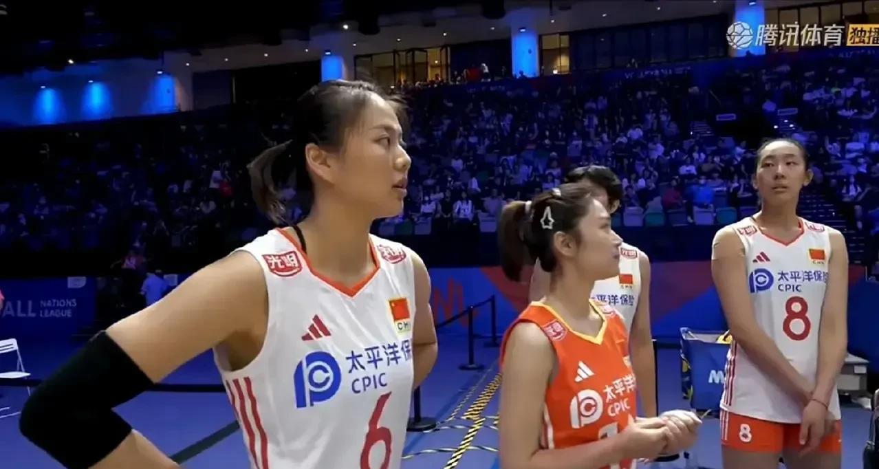 必须表扬赵勇的勇气！中国女排在与捷克和保加利亚女排的两场比赛中，不仅重用了自由