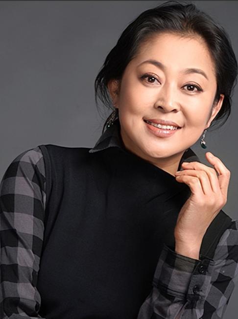 倪萍家包括保姆一共5个人，但她每天做4只海参，保姆没份。倪萍姥姥说:“你个傻子，
