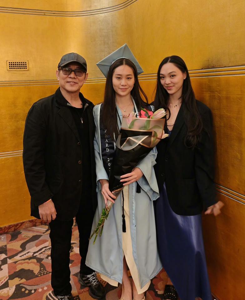 李连杰一生“女人缘”真不错，年轻的时候娶了富豪们都虎视眈眈的大美女利智，相伴大半