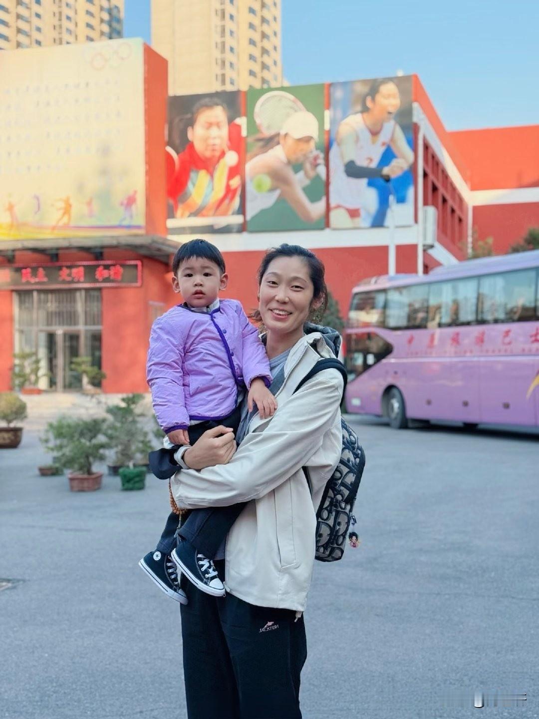 机场偶遇的暖心一幕，让网友直呼“破防”！中国女排队长朱婷拖着行李箱赶路时，瞥见一