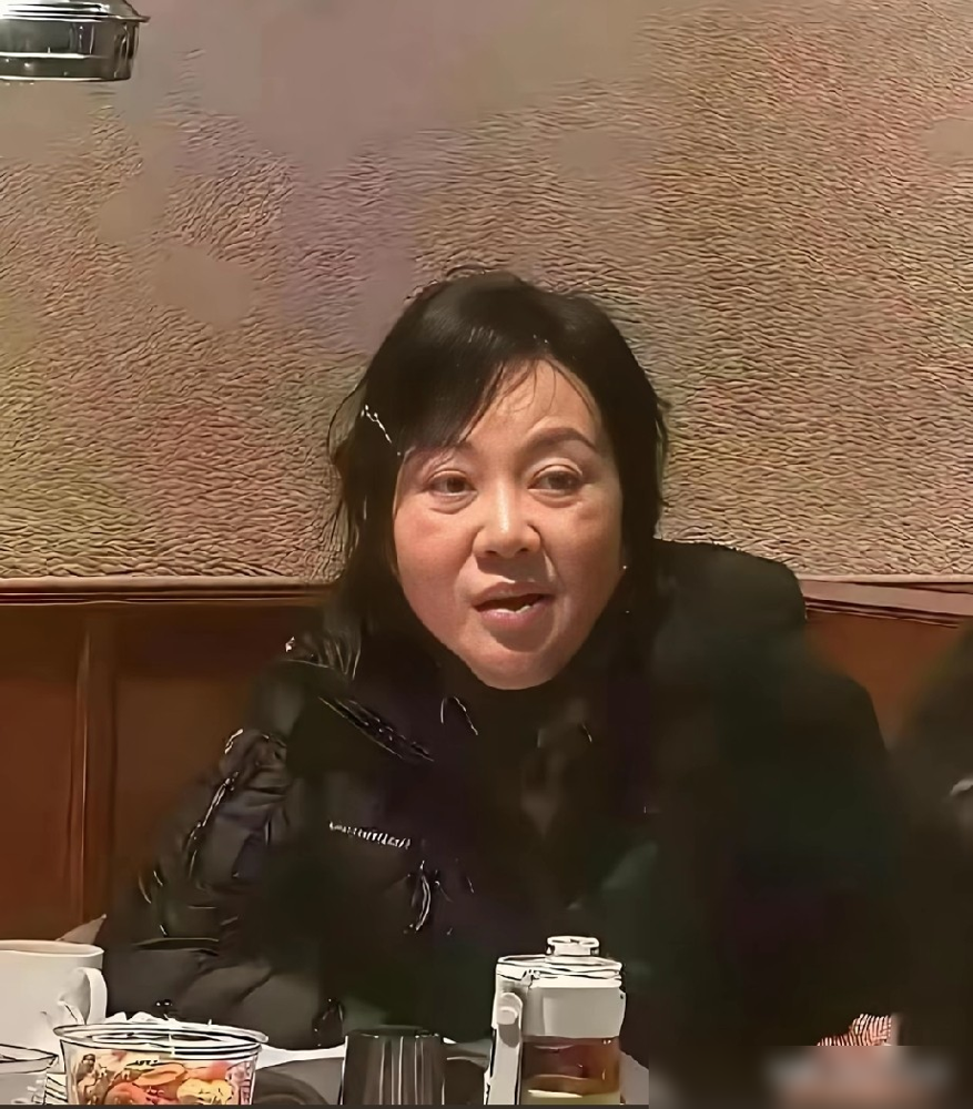 55岁闫妮被拍到饭桌素颜，脸上褶子全出来了，跟红毯上简直判若两人。照片一出来，好多人第一反应是夸她真