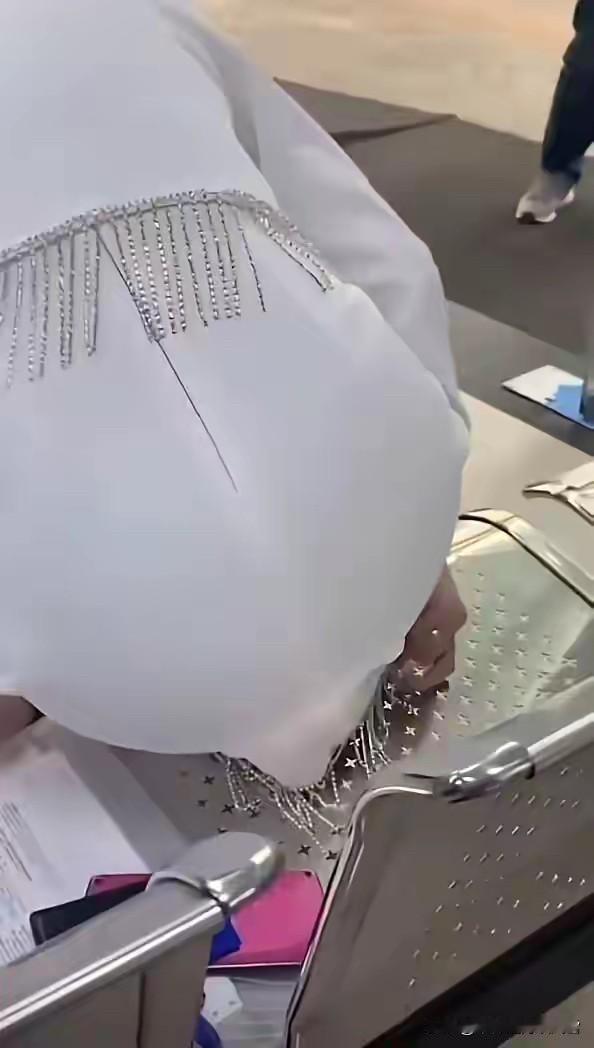 要不要去帮一下忙？小姐姐裙子上的坠坠儿，掉进凳子窟窿眼儿里去了[汗][汗]